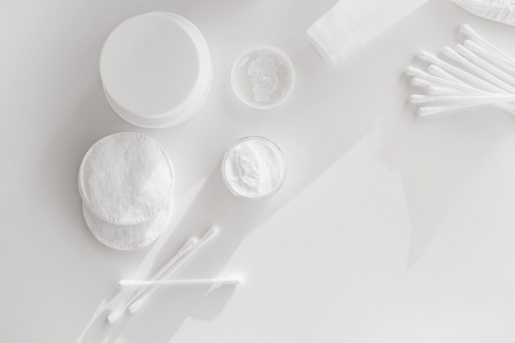 Produk skincare generik dalam suasana editorial yang tenang