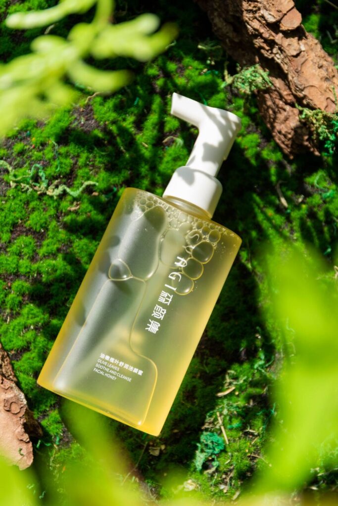 Botol kosmetik generik dalam latar natural