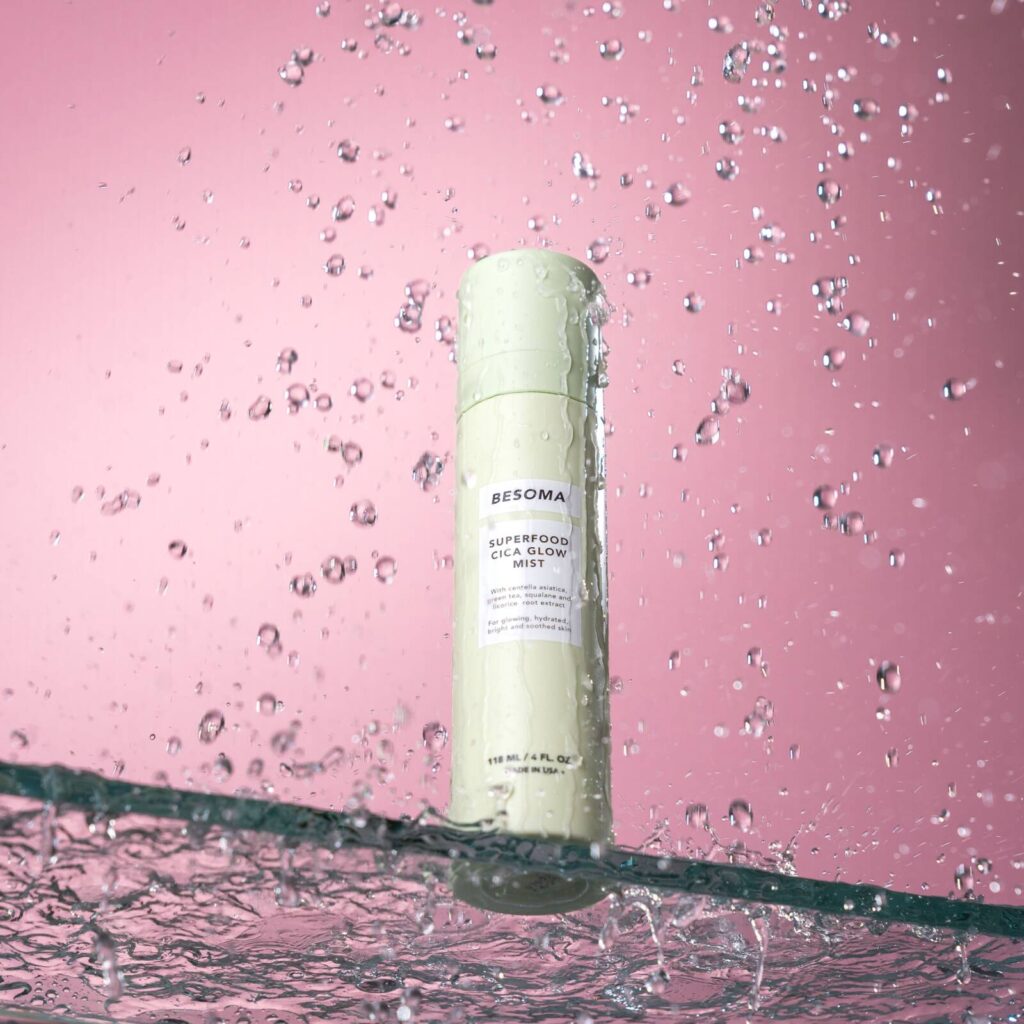 Fotografi produk skincare generik dengan elemen air