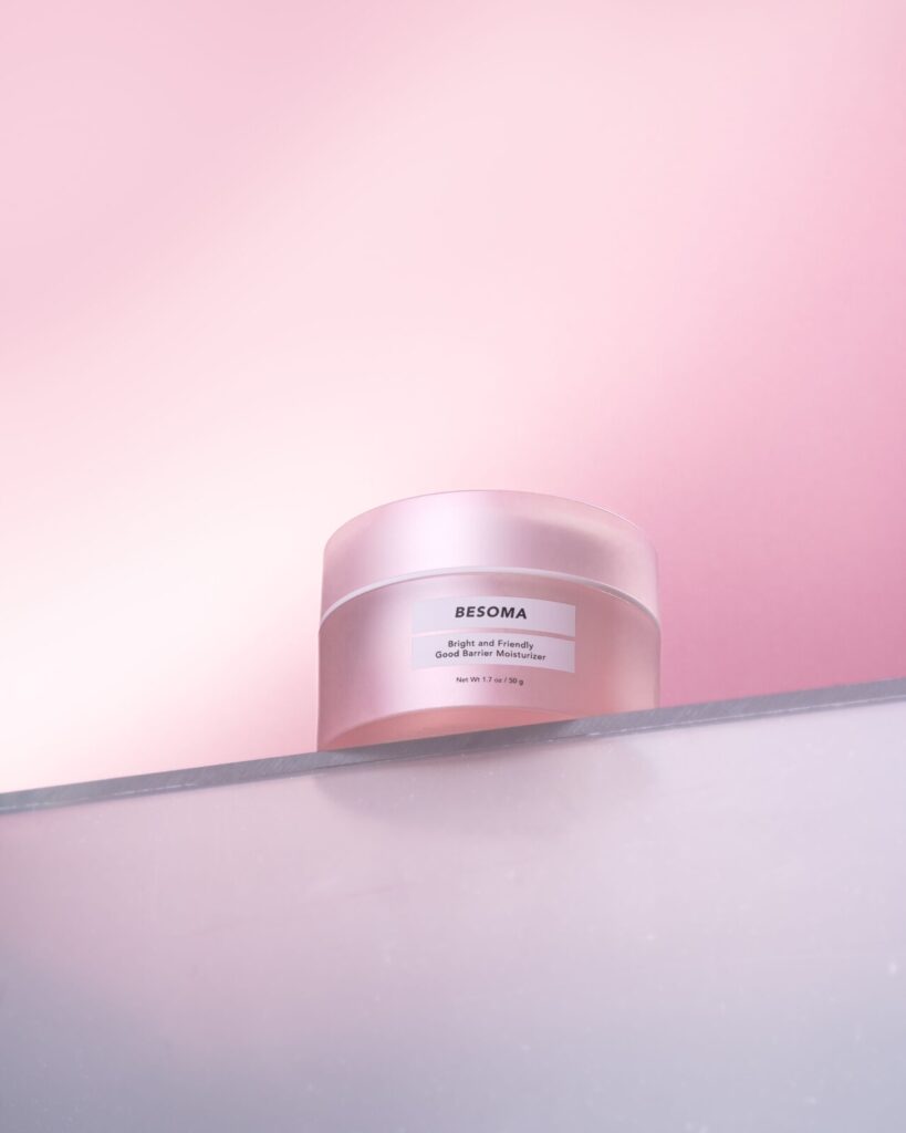 Jar krim kosmetik generik pada latar lembut