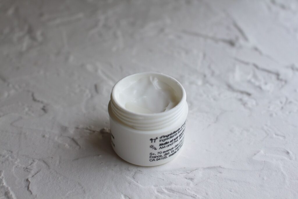Jar krim wajah generik pada permukaan bertekstur